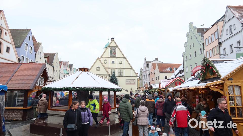 Die ersten Christkindlmarkt-Buden sind bereits geöffnet. Bild: Kunz