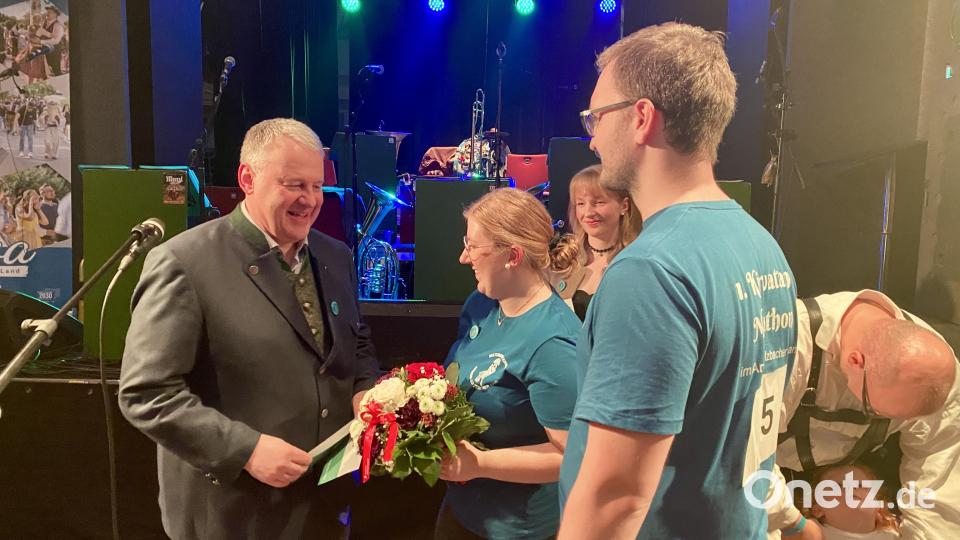 Landrat Richard Reisinger gratulierte dem Siegerpaar. Bild: gri