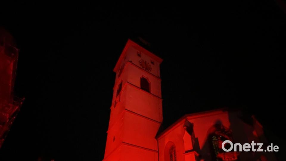 Die rot beleuchtete Stadtpfarrkirche in Tirschenreuth. Aufgenommen am Mittwochabend am Tirschenreuther Marktplatz. Bild: Katholisches Pfarramt Tirschenreuth/exb