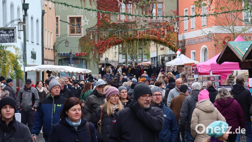 Kathrein bringt die Leute rein: In Massen strömen sie am Sonntag in die Fußgängerzone. Bild: Kunz