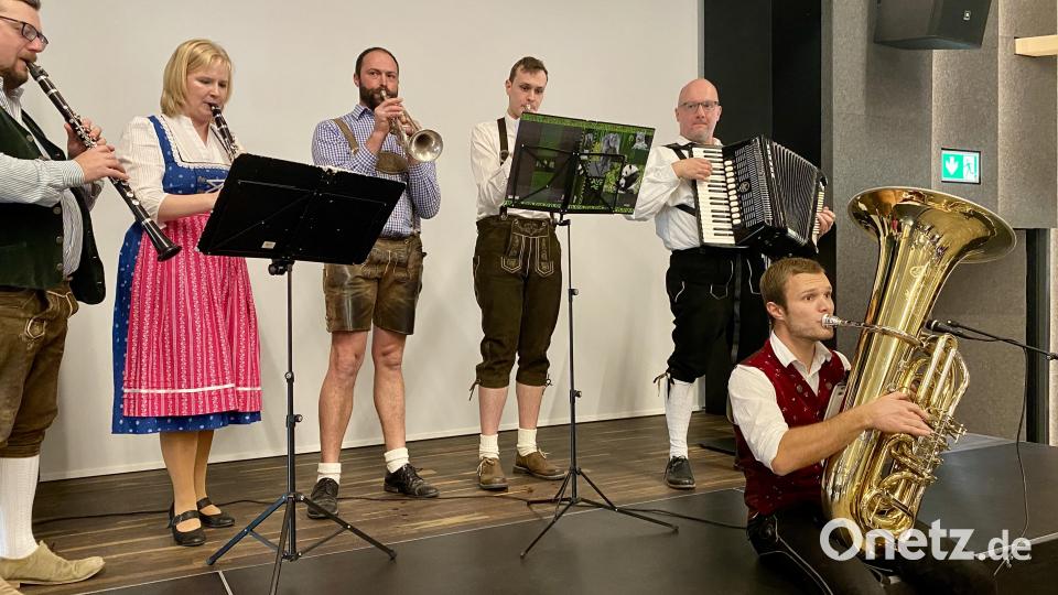 Manchmal verstärkten sich die Musikanten gegenseitig. Der Tubist der Birgländer spielte zwischendurch bei den Höidlbrummern mit. Rechts mit dem Akkordeon der Kirwabeauftragte des Landkreises, Dieter Kohl. Bild: gri