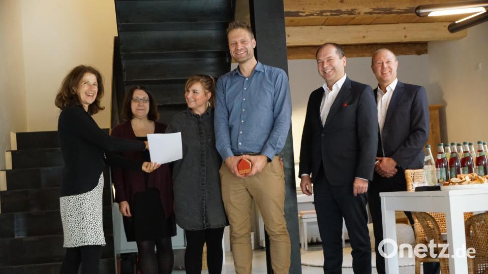 Gut Lachen konnten die Preisträger. Ihr Mut wurde mit 6000 Euro honoriert. Von links: Andrea Donder, Eva Kahl, Carolin und Ben Skarupa, Hans-Jörg Schön und Markus Lautner. Bild: bkr