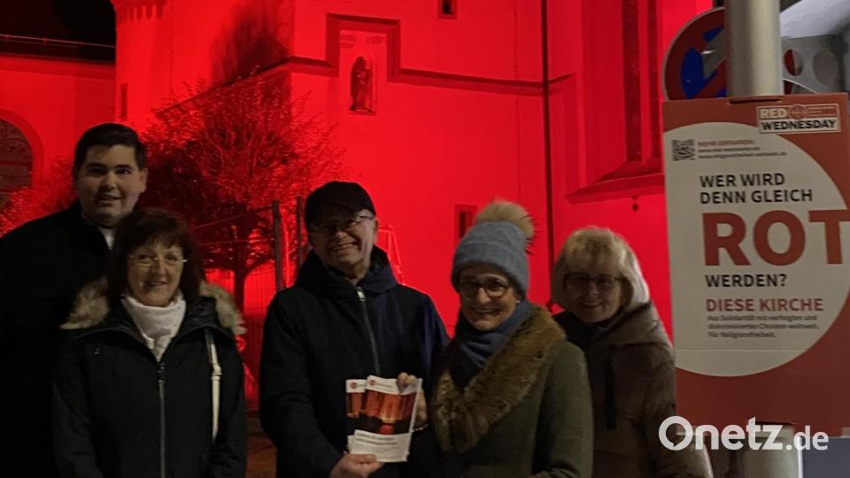 Gestaltet wurde die Liturgie (von links nach rechts): Kaplan Ramon Rodriguez, Irmgard Meißner, Klaus Steckbauer, Baronin Adelheid von Gemmingen Hornberg, Berta Steckbauer. Bild: Katholisches Pfarramt Tirschenreuth/exb