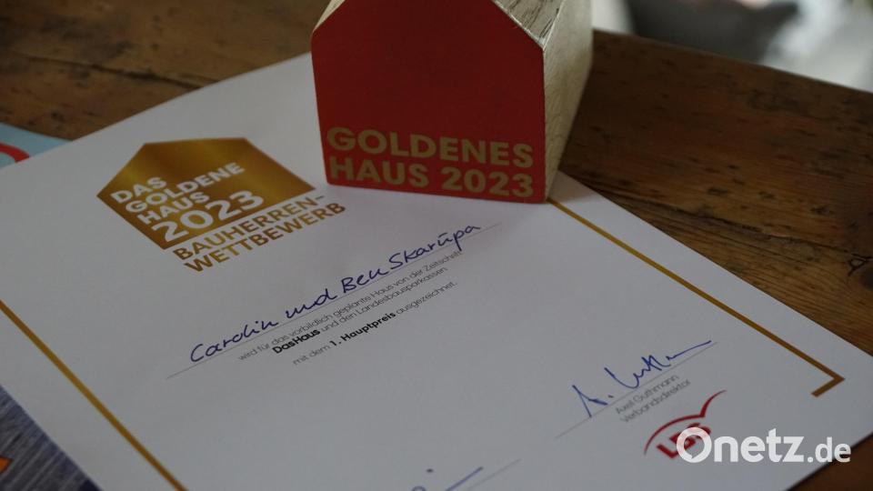 Die Urkunde und das kleine Holzhäuschen. Bild: bkr