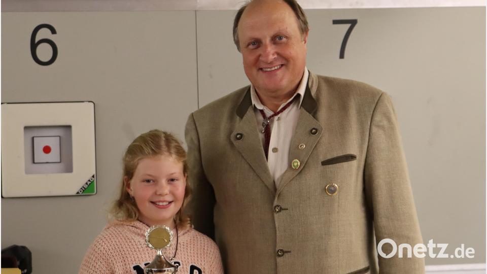 Den Schülerpokal sicherte sich Lea Grundler, dazu gratulierte Vorsitzender Bernhard Wenning. Bild: Schützenverein Siegritz/exb