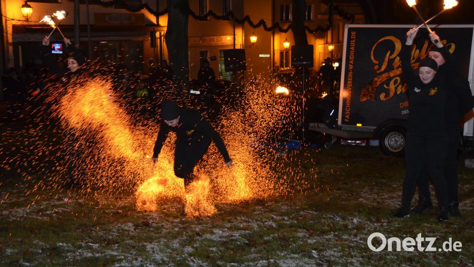 Einen spektakulären Auftritt legte wieder &quot;Public Surprise&quot; aus Waidhaus auf dem Areal vor dem alten Kriegerdenkmal hin. Trotz der Kälte ließen sie sich nicht beirren, leichtbekleidet vor das Publikum zu treten. Bild: dob