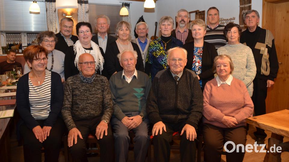 Es sind die langjährigen und treuen Chormitglieder, die in der Gemeinschaft des Kirchenchors St. Erhard in Roggenstein ein unglaubliches Engagement über Jahrzehnte an den Tag legen. Pfarrer Gerhard Schmidt (vorne, Zweiter von rechts) und Chorleiter Heribert Kett (hinten, rechts) würdigten die Sänger bei einer Feier in der &quot;Zoigl-Lounge&quot; in Obertresenfeld. Bild: dob
