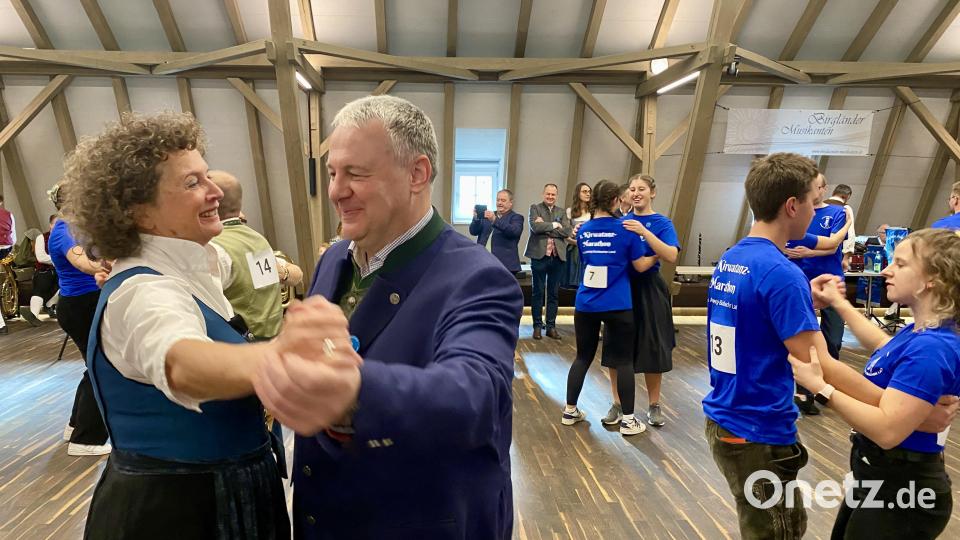 Bairische und Walzer lockten alle auf das Parkett - auch Landrat Richard Reisinger und die ehemalige Kreisheimatpflegerin Evi Strehl. Bild: gri
