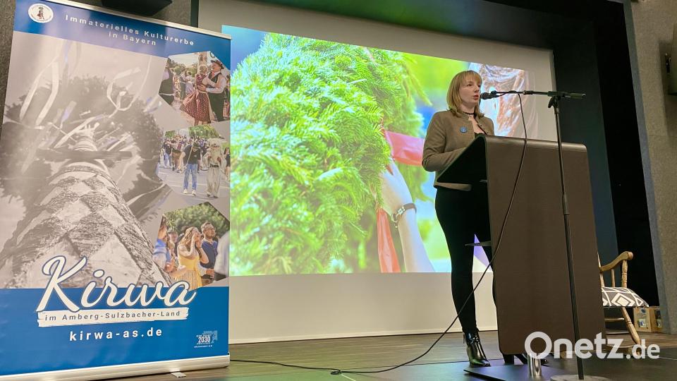 Sie hatte mit die meisten Arbeit im Vorfeld von Titel-Ernennung und Festakt: Landkreis-Touristikerin, Organisatorin und Kirwamoidl Regina Wolfohr. Bild: gri