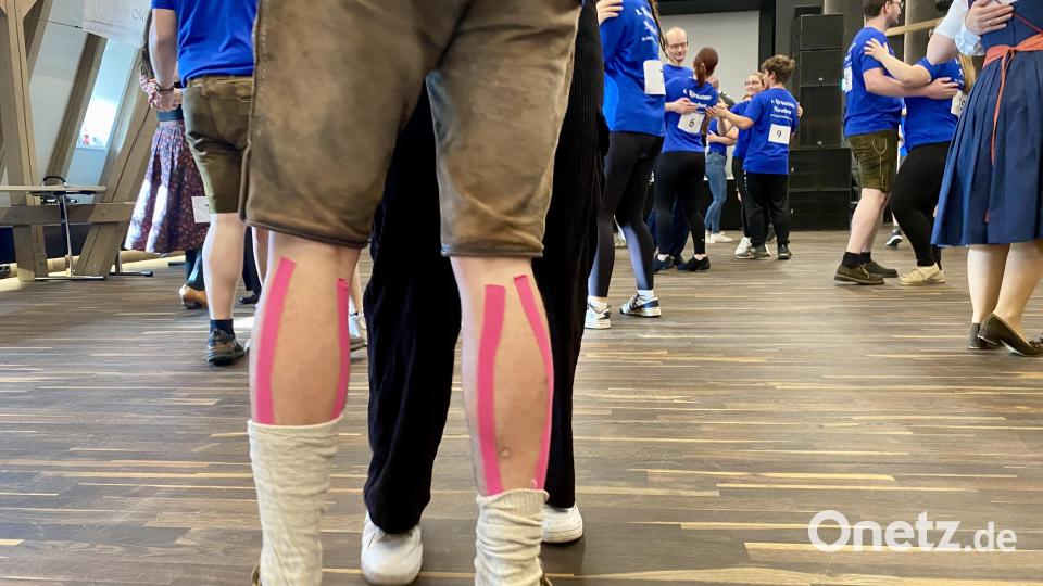 Mit Tapes an den Wadeln geht es besser: Dieser Kirwabursch hatte sich vorbereitet. Bild: gri