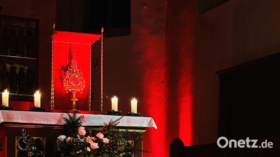 Auch der Altar war passend dekoriert. Bild: Katholisches Pfarramt Tirschenreuth/exb