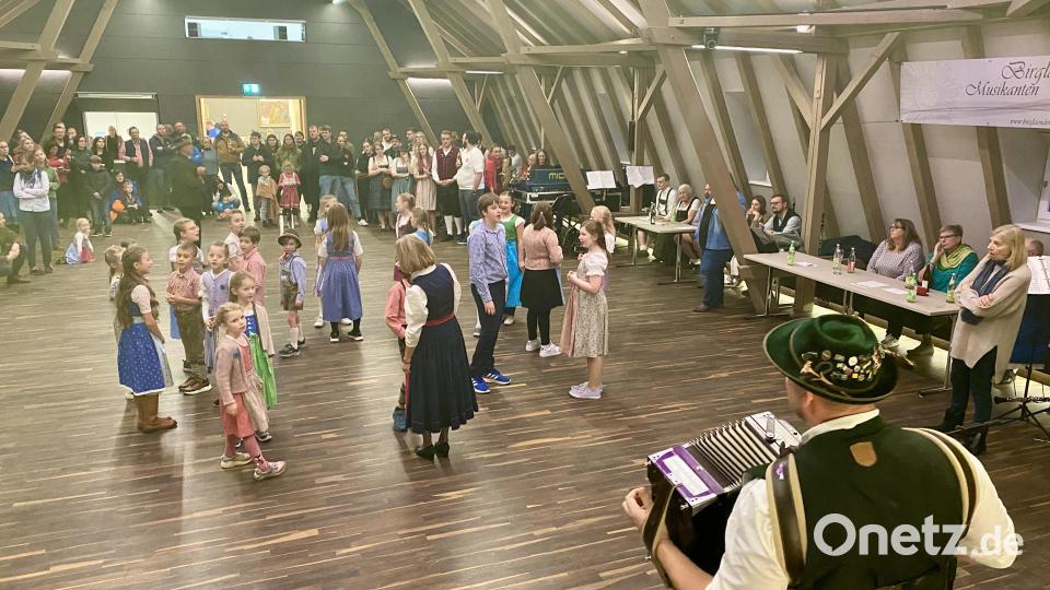 Die Kindertanzgruppe aus Ammersricht war ebenfalls angereist. Bild: gri