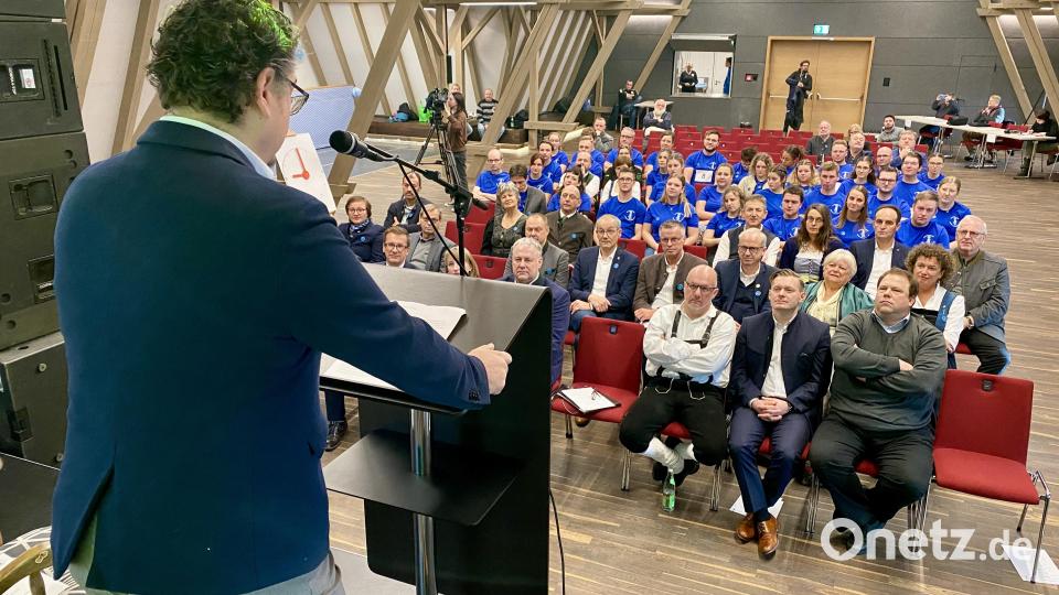 Bevor der Tanz-Marathon startete ging der Festakt über die Bühne. Bild: gri