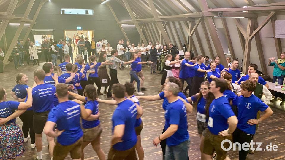 Hier waren schon sechs Stunden Tanz absolviert - doch eine Sternpolka geht immer. Bild: gri