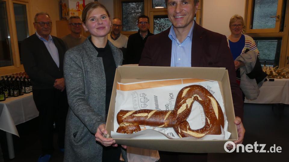 Zur Schlüsselübergabe überraschte Martina Lenk Bürgermeister Gradl mit einem essbaren Schlüssel. Bild: rn
