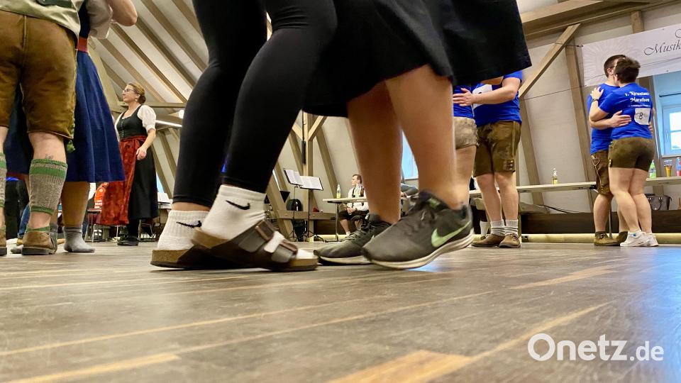 Improvisieren war angesagt: Manche Tänzer wechselten im Laufe des Tages die Schuhe... Bild: gri