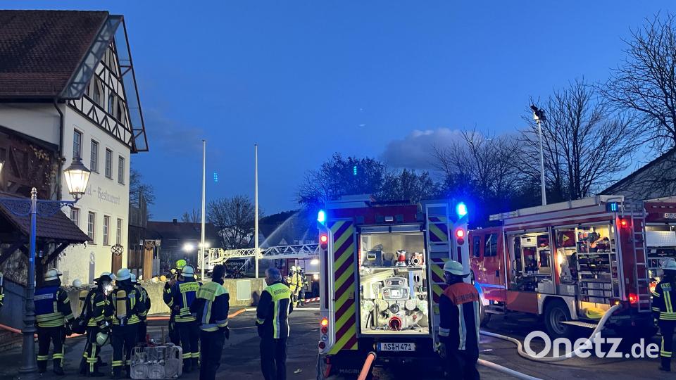 Für Aufsehen sorgte eine große Übung mehrerer Feuerwehren vor dem derzeit geschlossenen Gasthof Neukirchner Hof. Bild: lei
