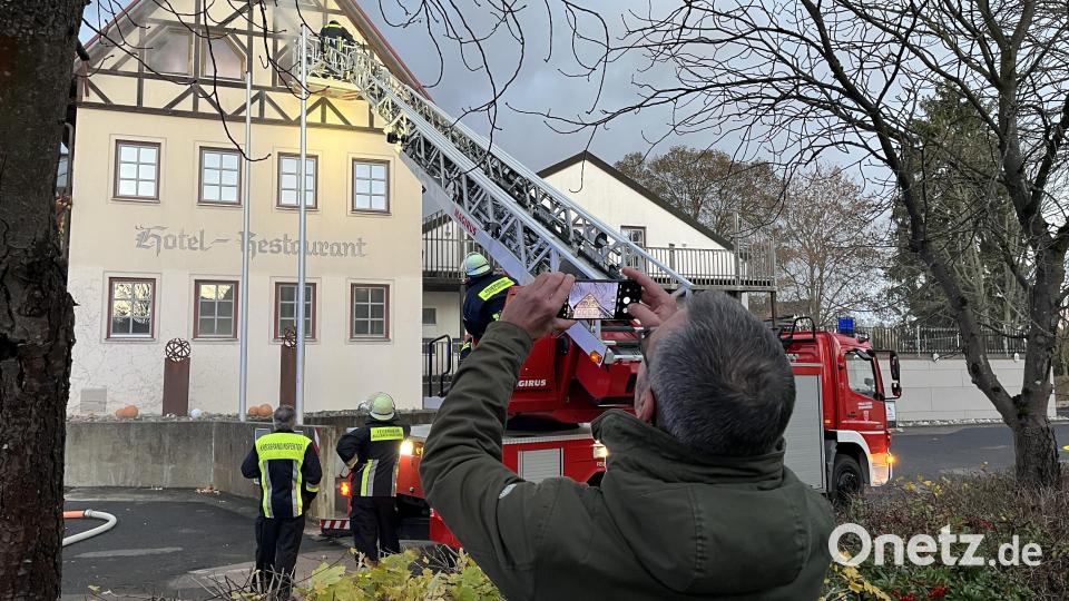 Auch Bürgermeister Peter Achatzi machte sich ein Bild von der Großübung in seiner Gemeinde. Bild: lei