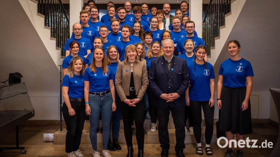 Alle 36 Teilnehmer des Tanz-Marathons mit Organisatorin Regina Wolfohr und Landrat Richard Reisienger. Bild: Mike Radowsky