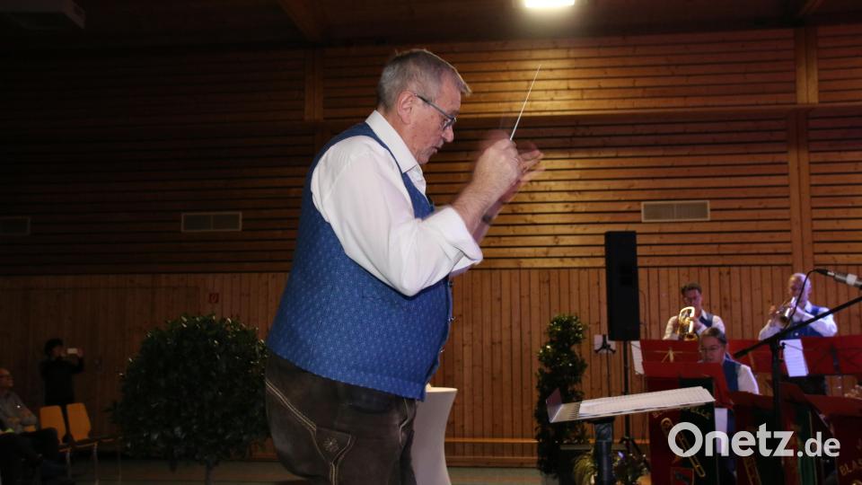 Alfons Steiner dirigiert die Jugendblaskapelle durch das Herbstkonzert. Bild: sne