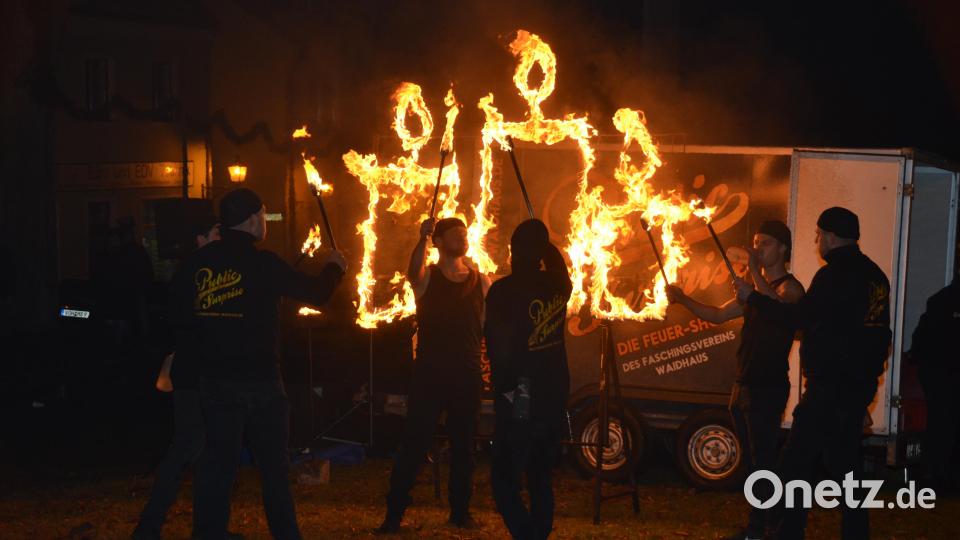 Drei brennende Kerzen sind das Symbol für den Aktionstag &quot;Vohenstrauß im Kerzenschein&quot;. Bild: dob