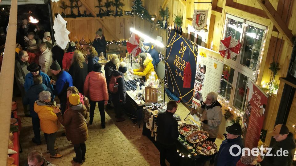 Die Besucher der &quot;Haschareither Dorfweihnacht&quot; konnten in der geschmückten Halle in Ruhe durch die Stände stöbern. Bild: hzi