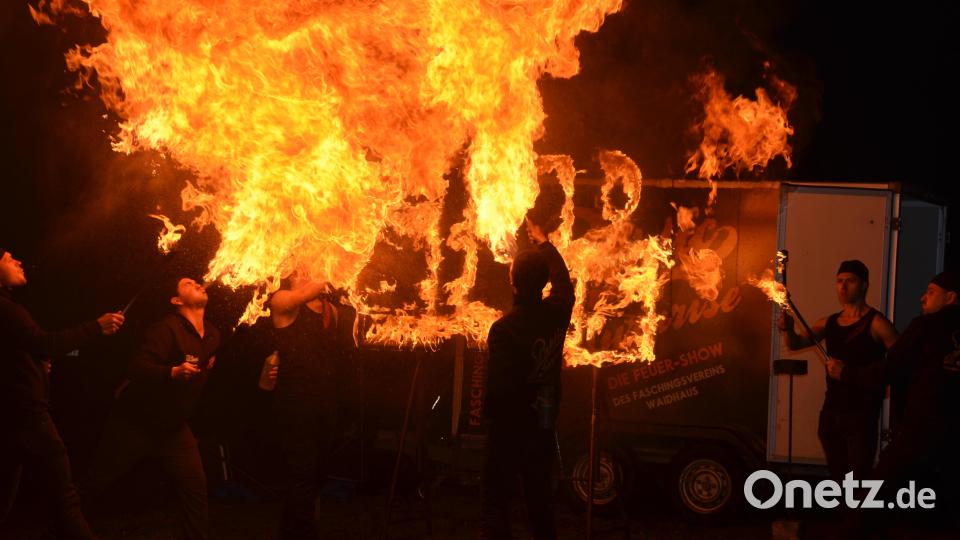 Einen spektakulären Auftritt legte wieder &quot;Public Surprise&quot; aus Waidhaus auf dem Areal vor dem alten Kriegerdenkmal hin. Trotz der Kälte ließen sie sich nicht beirren, leichtbekleidet vor das Publikum zu treten. Bild: dob