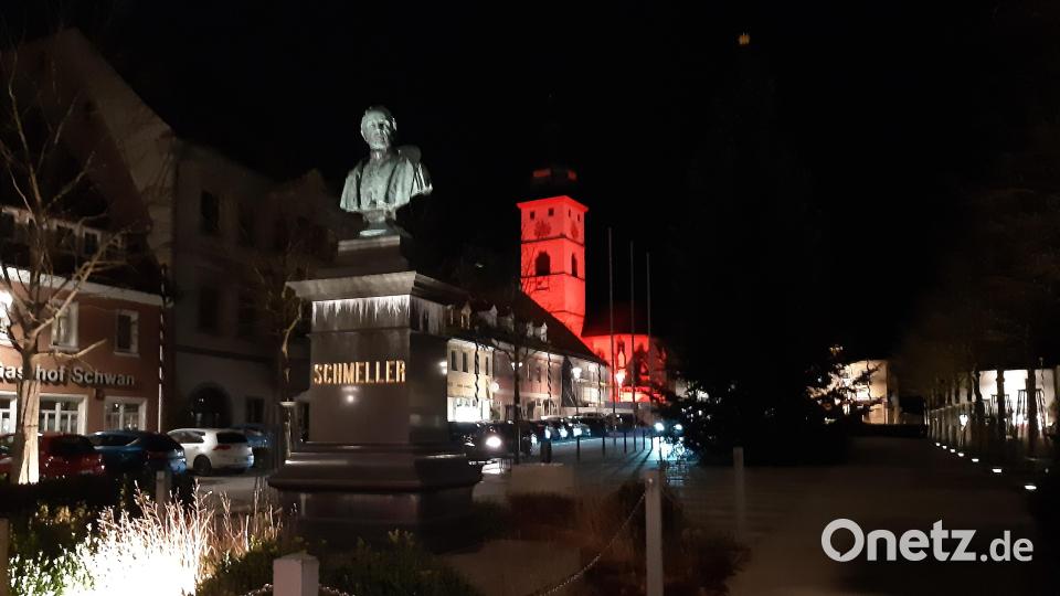 Die rot beleuchtete Stadtpfarrkirche in Tirschenreuth. Aufgenommen am Mittwochabend am Tirschenreuther Marktplatz. Bild: Renate Bauer-Zölch