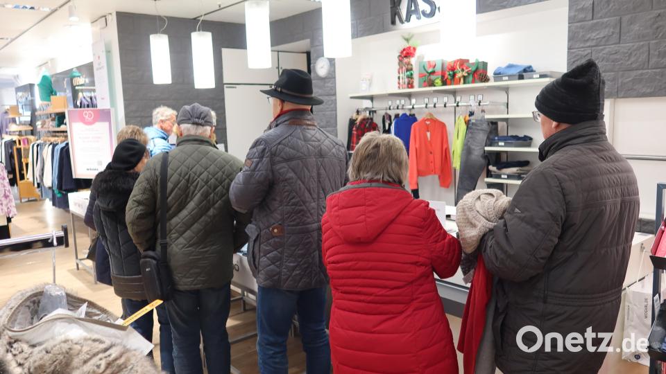 Lange Schlangen an den Kassen. Bild: Kunz