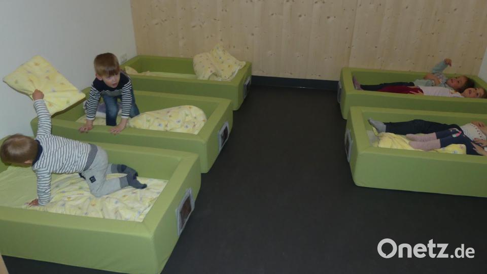 Auch das „Schlafzimmer“ der neuen Kinderkrippe war das Ziel der jüngsten Besucher. Bild: rn