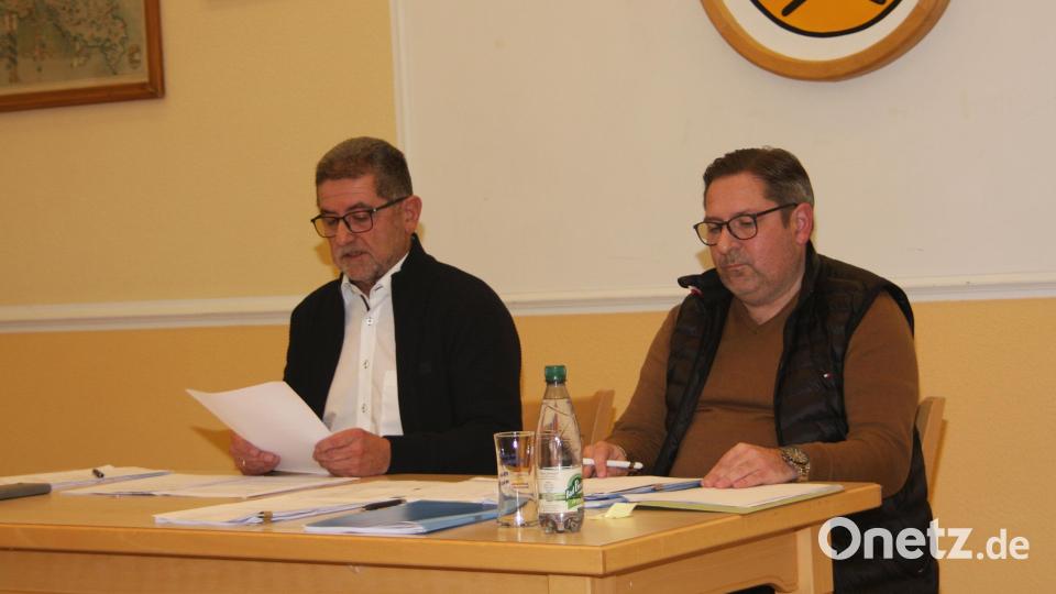 Die Enlastung der Vorstandschaft und Verwaltung empfahl der Stellvertretende Vorsitzende und Bürgermeister der Gemeinde Mehlmeisel, Franz Tauber (links). Rechts im Bild: Geschäftsführer Thomas Prechtl (ebenfalls aus Mehlmeisel). Bild: wro