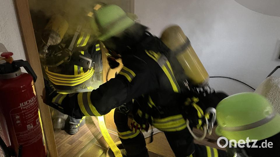 Beim sogenannten &quot;Innenangriff&quot; zählt jede Minute: Mit Pressluftflasche und Atemschutzmaske kämpfen die Feuerwehrkräfte gegen die Flammen. Bild: lei
