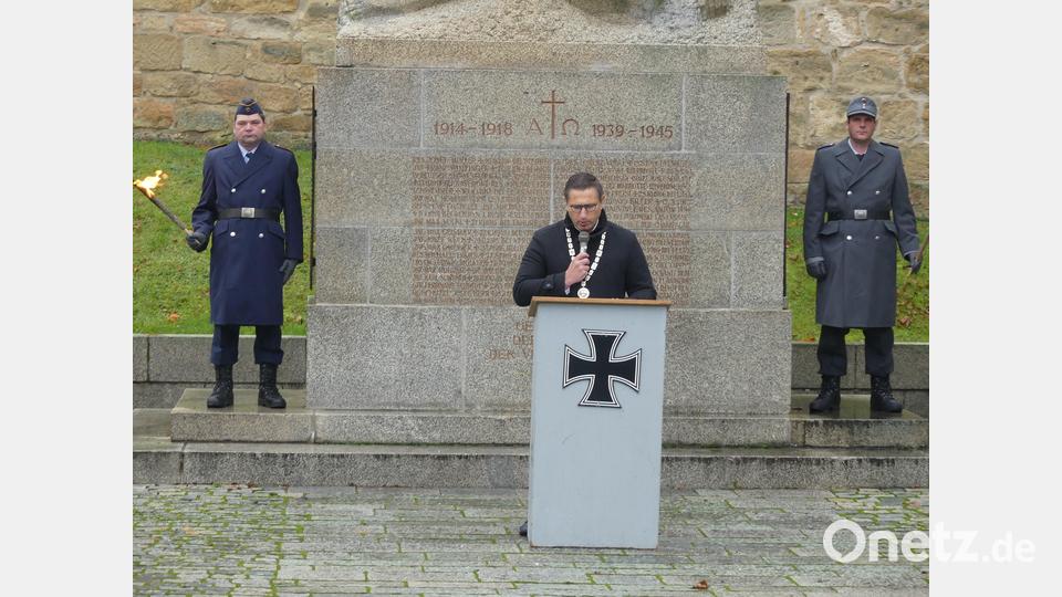 Bürgermeister Marcus Gradl bei der Gedenkfeier am Kriegerehrenmal. Bild: rn