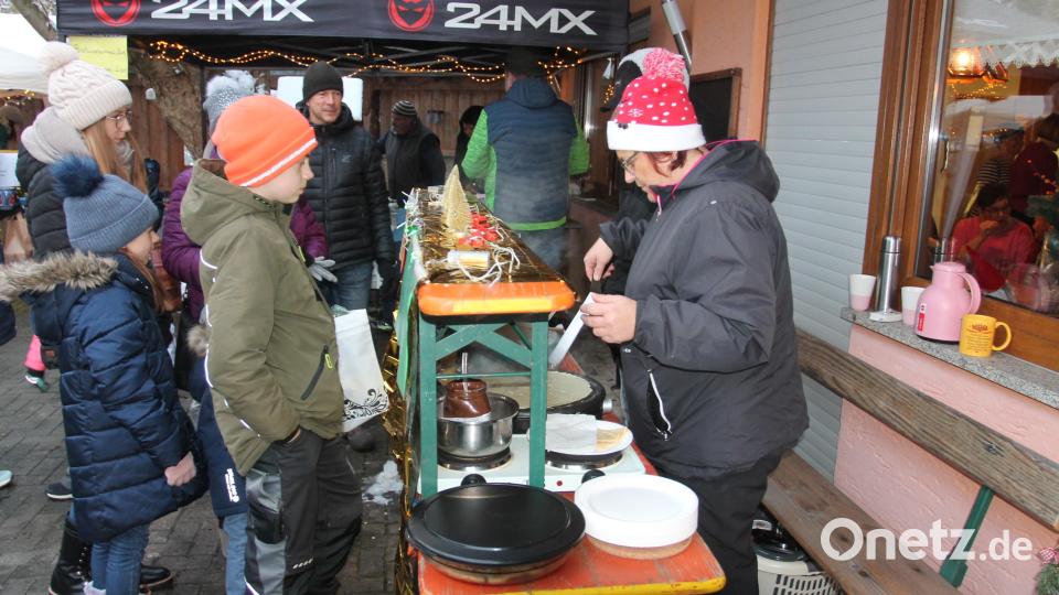 Ria Völkl bereitet leckere Crêpes zu. Bild: pi