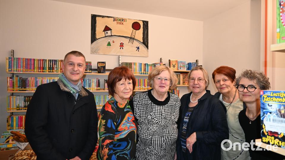 Bürgermeister Dietmar Schaller und das Büchereiteam Christa Blasczyk, Agnes Mächtl, Friederike Witt und Marion Wild (von links) brachten das Gemälde von Dorle Praller (Zweite von links) gleich an seinen Bestimmungsort in der Kinderabteilung. Bild: kki