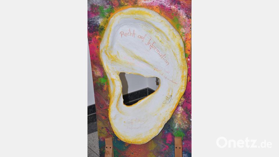 Die Skulptur eines Ohres soll das Recht der Kinder auf Information und rechtliches Gehör unterstreichen. Bild: ak