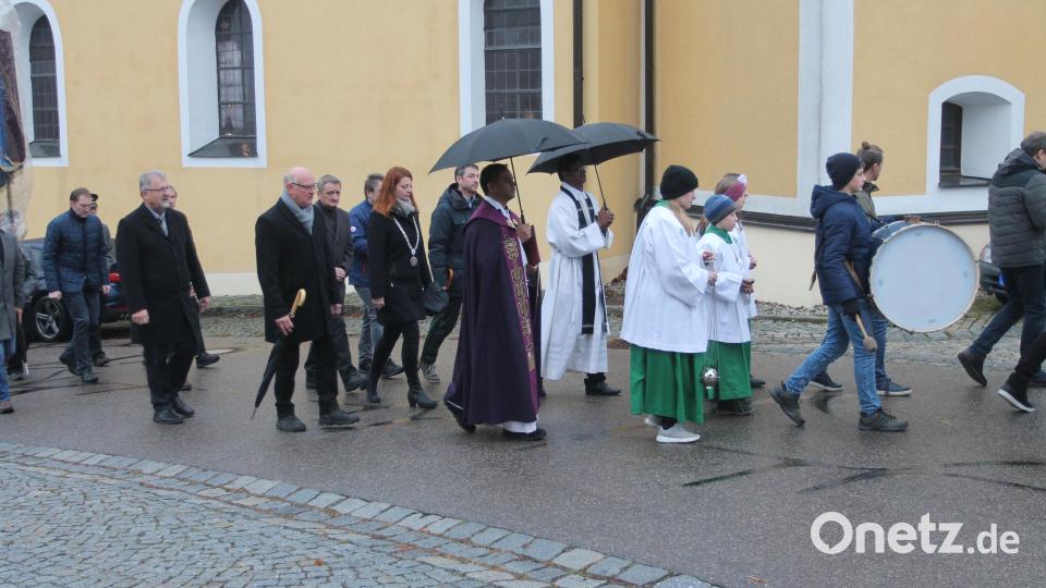 Die Totenehrung beginnt mit einem Zug zum Kriegerdenkmal. Bild: pi