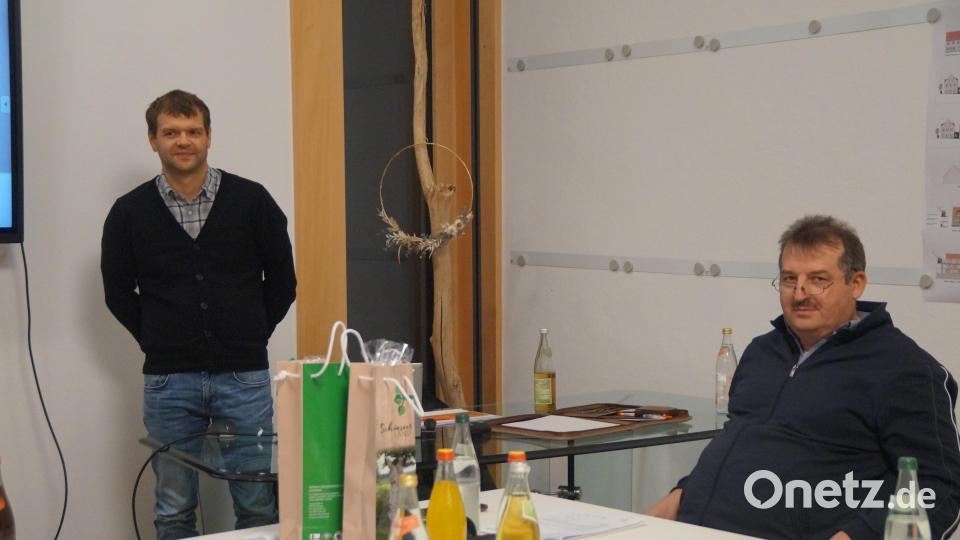 Den Energienutzungsplan stellte Klaus Uschald von der OTH Amberg-Weiden vor. Zur Freude von Bürgermeister Reinhard Kreuzer (rechts) ist Schönsee bei erneuerbaren Energien schon gut aufgestellt. Bild: wel