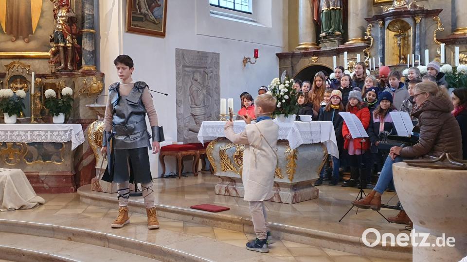 92 Kinder folgten der Einladung zum ökumenischen Kinderbibeltag in Parkstein. Am Anfang und Ende gab es eine Aufführung des Musical um König David in der katholischen Pfarrkirche. Bild: exb/Claudia Kloss