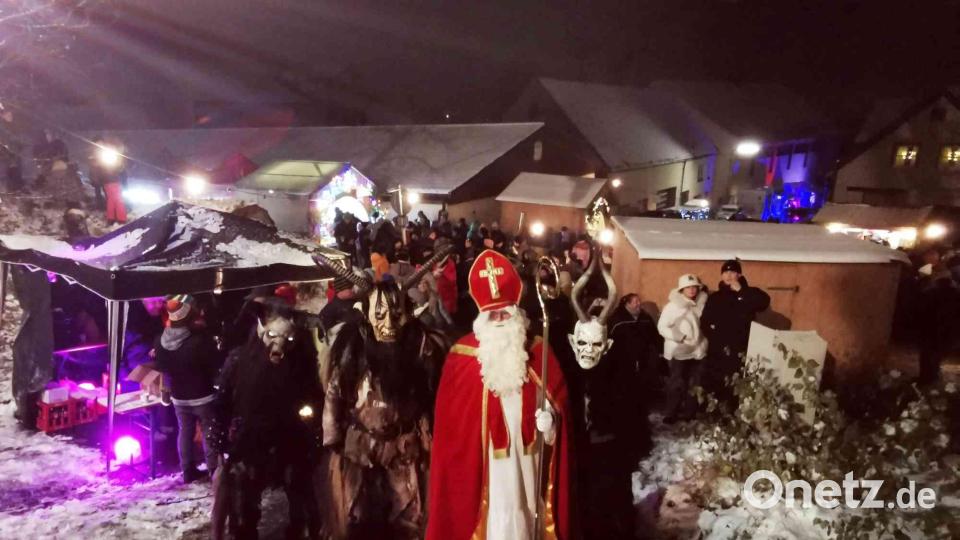 Ein Höhepunkt beim Adventmarkt in Eslarn war das Gastspiel der Trausnitzer Burgdeifl. Bild: gz