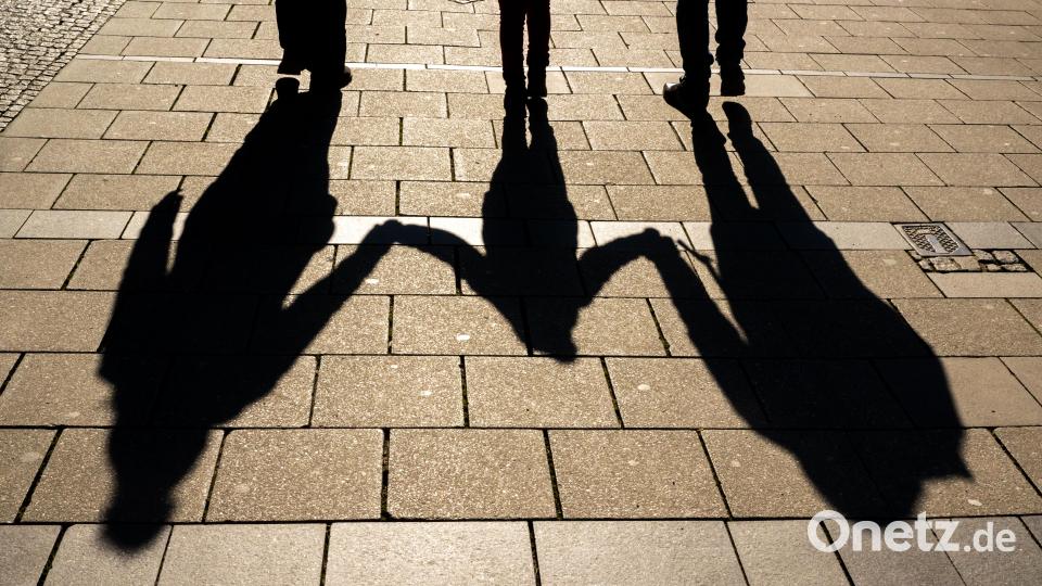 Der Landkreis und das SOS-Kinderdorf Oberpfalz suchen Paten, die Familien zur Seite stehen. Die Paten sollen ein neues, niederschwelliges Hilfsangebot sein. Bild: Peter Kneffel/dpa