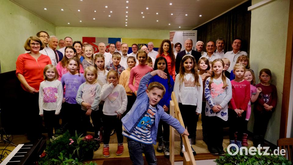Auf der Bühne zum 75jährigen Jubiläum: Die Männer des MGV Haunritz, im Vordergrund der „Happy Heavenly Högenbachtaler“-Kinderchors. Links in der roten Bluse Melli Schmidt, Leiterin des Kinderchors, dahinter 1. Vorsitzender Oliver Schmidt und Heinrich Bodendörfer, Vorsitzender des Sängerkreis Hersbruck. Mitte rechts in der roten Bluse Chorleiterin Jana Müller, daneben Landrat Richard Reisinger und Bürgermeister Pickel. Bild: glb