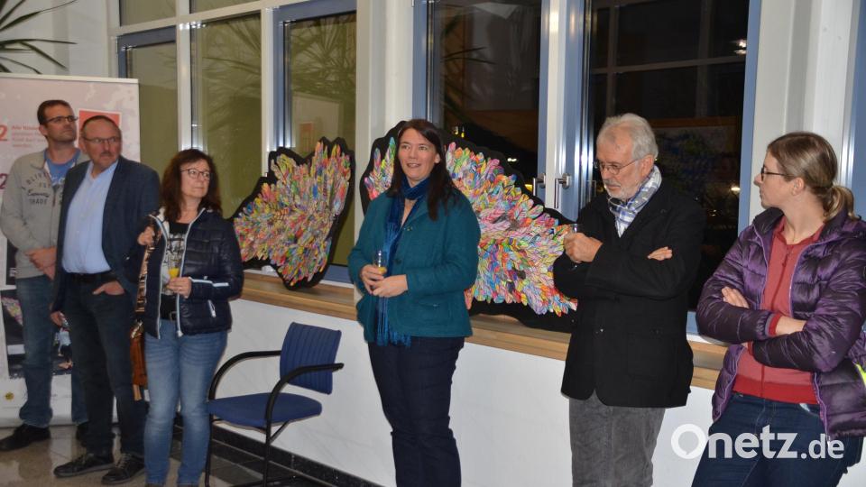 Mitinitiatorin Susanne Bauer vom Unterstützerkreis Pegnitz (Dritte von rechts) erläuterte das Entstehen der Ausstellung und Fertigen der Exponate durch Schulkinder. Bild: ak