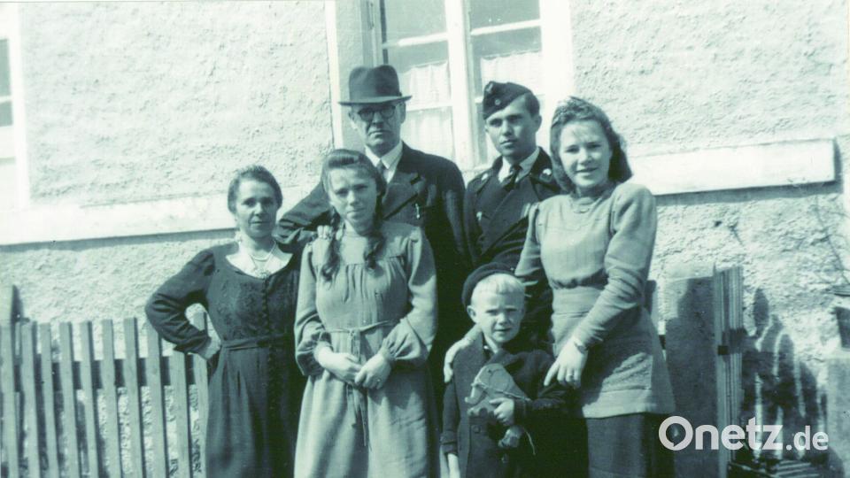 Die Lehrersfamilie Gleißner im Kriegsjahr 1943 vor dem Schulhaus in Perschen: (v.l.) Maria, Irene, Anton, Josef („Peppi“), Gottfried und Rita Gleißner. Ein erster Teil der Aufzeichnungen des damals noch kleinen &quot;Peppi&quot; sind in der neuen &quot;Heimat Nabburg&quot; zu lesen. Bild: Archiv Haubelt