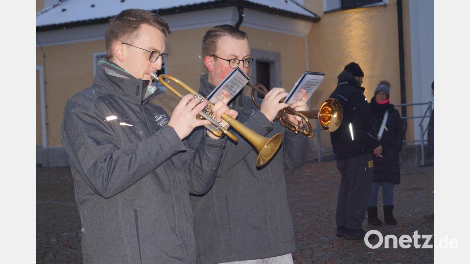 Weihnachtliche Trompeten-Klänge sind von Dominik und Andre Pflaum zu hören. Bild: slh