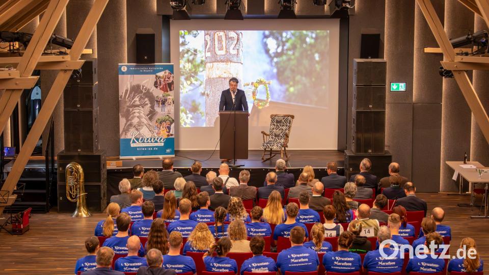 Professor Dr. Manuel Trummer bei seinem Festvortrag im Saal des Schlosses Theuern. Bild: Mike Radowsky