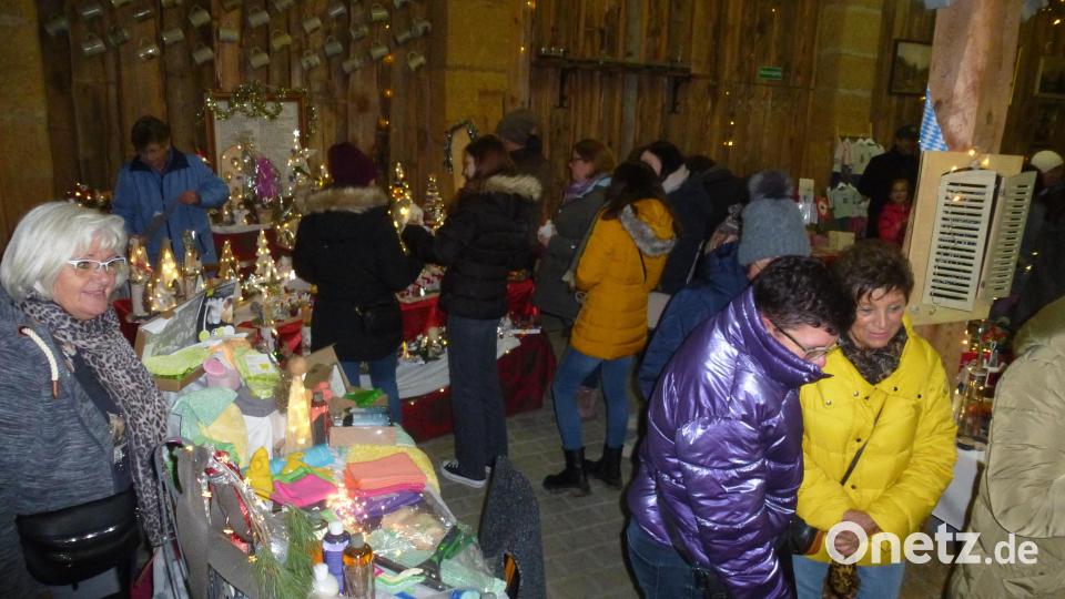 Einfach mal in Ruhe stöbern – das ging am Freitagabend bei der Weihnachtsausstellung in Dürnast. Bild: bk