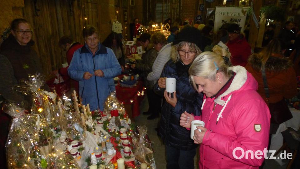 Mit einer Tasse Glühwein in der Hand lässt sich es doch gleich viel besser durch die Stände stöbern. Die Weihnachtsausstellung in Dürnast war sehr gut besucht. Bild: bk