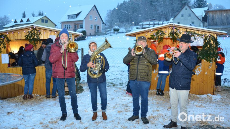 Uli Heine, Waltraud Janner-Stahl, Reimund Mittelmeier und Johannes Gruber (von links) stimmen die Besucher mit vorweihnachtlichen Melodien auf den ersten Kaimlinger Hüttenzauber ein. Bild: dob
