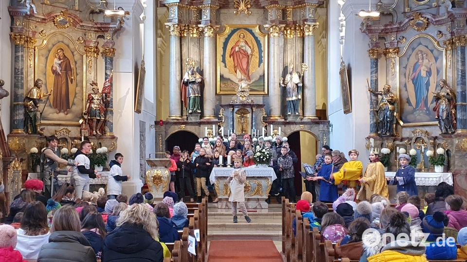 92 Kinder folgten der Einladung zum ökumenischen Kinderbibeltag in Parkstein. Am Anfang und Ende gab es eine Aufführung des Musical um König David in der katholischen Pfarrkirche. Bild: exb/Claudia Kloss